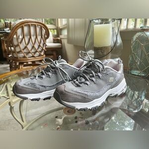 Skechers D’Lite’s Womens Gray Athletic Shoes 9.5